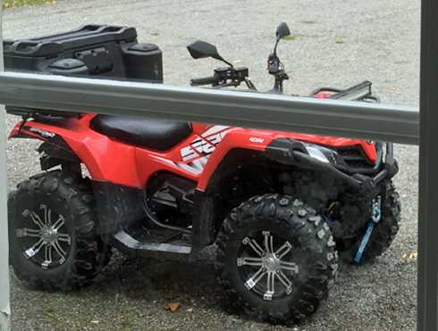 Röd fyrhjuling CF Moto CForce 520S stulen i Tortuna nordost om Västerås